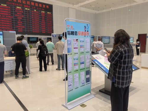 求职者在公服中心招聘大厅驻足,了解如何通过“乐业顺义”小程序投递个人简历。顺义人力社保局供图