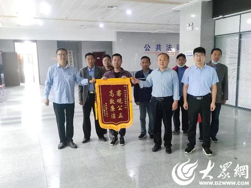 梁山县人力资源和社会保障局为农民进城务工撑起 安薪伞
